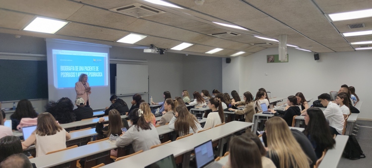 Montse Ginés traslada su experiencia como paciente a los estudiantes de Enfermería