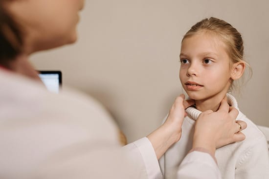 Niña atendido por una doctora